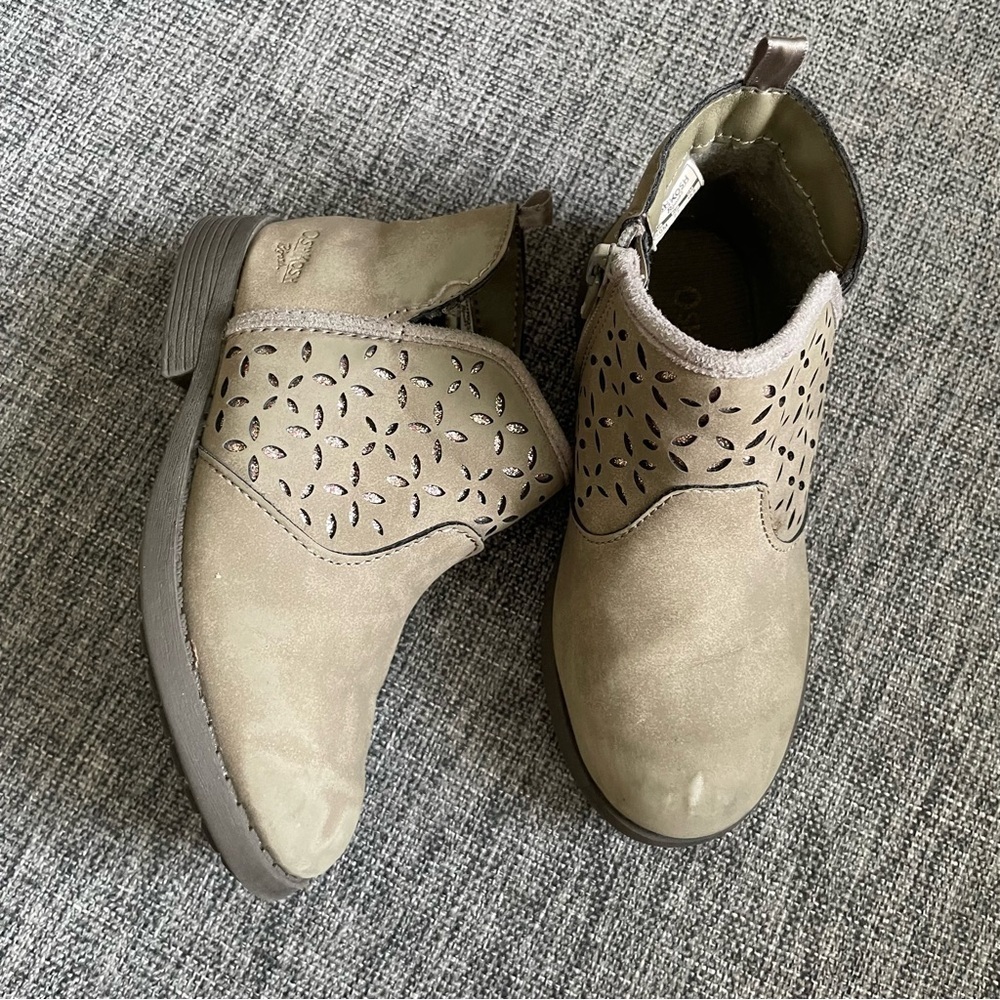 OshKosh girl Tan Ankle Boots with Cutout Design size 10 grayish brown play wear
